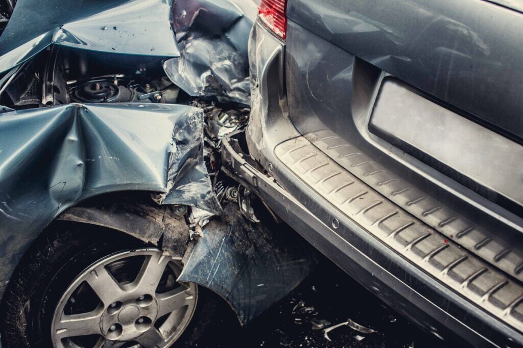 Dos coches dañados tras un accidente por alcance.