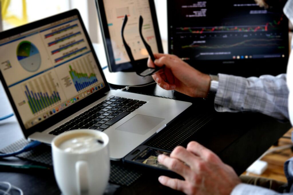 Abogado utilizando la tecnología para ayudar en casos de lesiones personales.